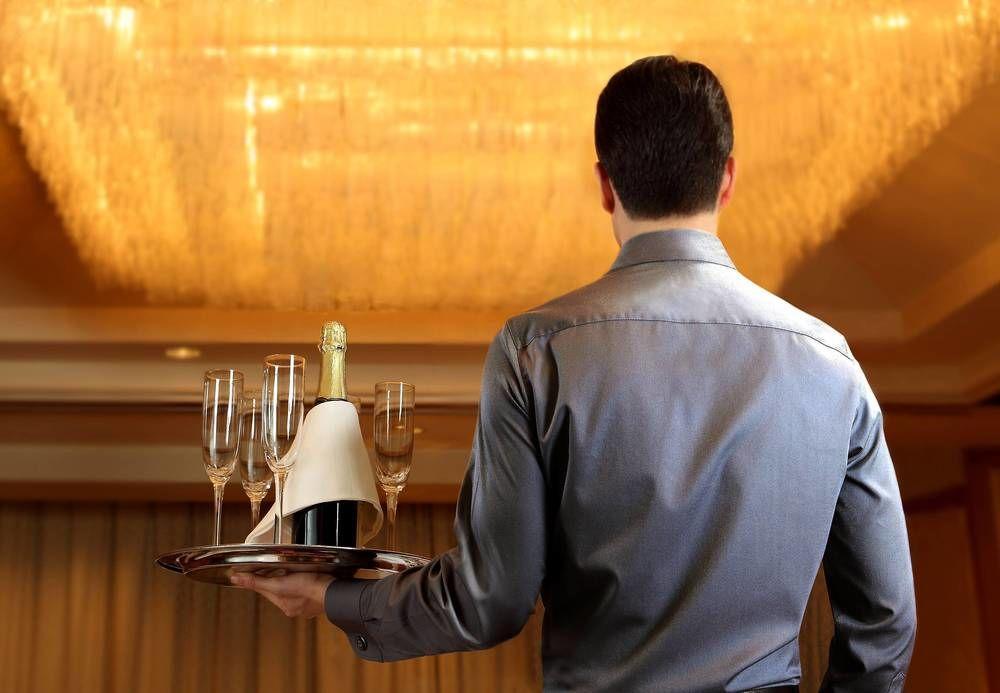 فندق الصين قوانغتشو المظهر الخارجي الصورة A butler carrying a tray