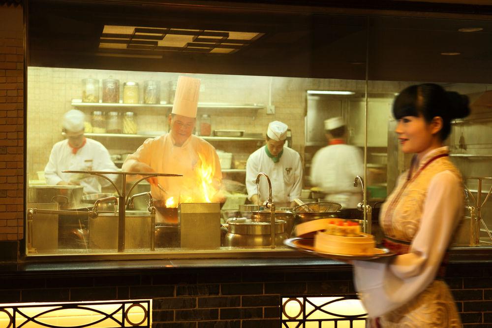 فندق الصين قوانغتشو المظهر الخارجي الصورة A server at work