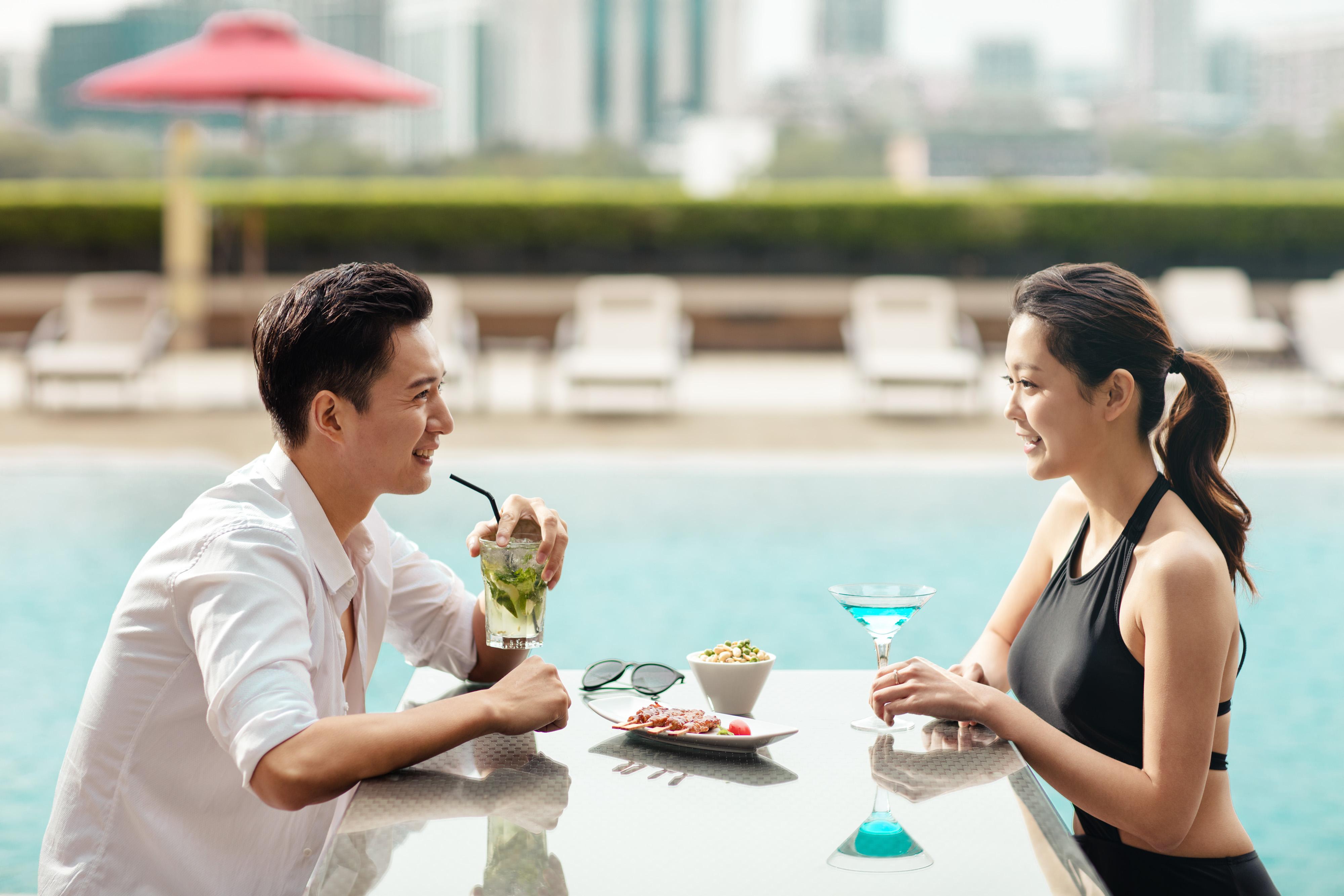 فندق الصين قوانغتشو المظهر الخارجي الصورة A couple at the poolside of the hotel
