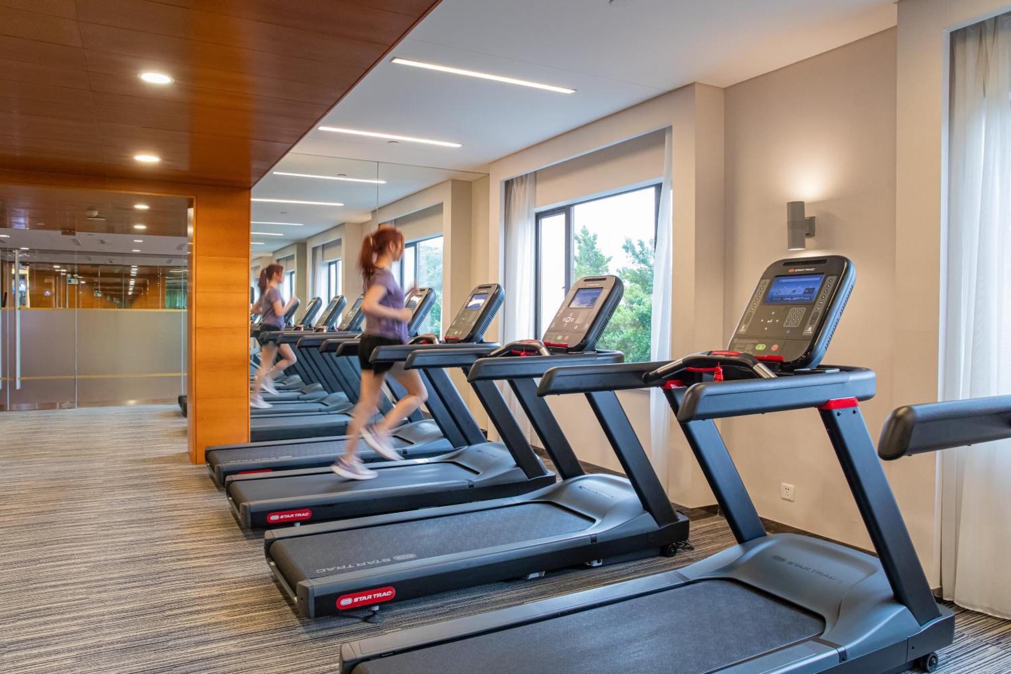 فندق الصين قوانغتشو المظهر الخارجي الصورة A row of treadmills
